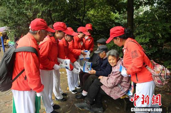 “消防妈妈团”正在为社区居民宣传普及消防知识。观山湖区消防救援大队供图 “消防妈妈团”正在为社区居民宣传普及消防知识。观山湖区消防救援大队供图