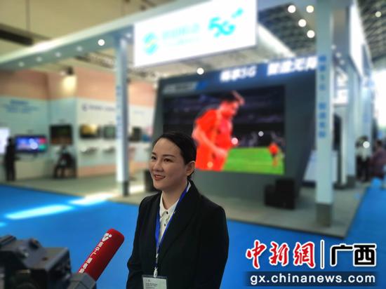中国移动广西公司展厅负责人王利珍介绍情况