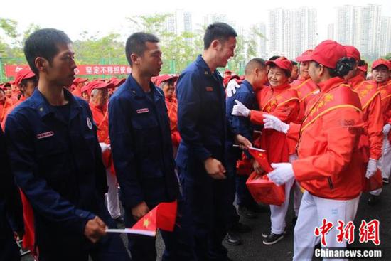 “消防妈妈团”慰问观山湖区消防救援大队。(资料图) 观山湖区消防救援大队供图 “消防妈妈团”慰问观山湖区消防救援大队。(资料图) 观山湖区消防救援大队供图