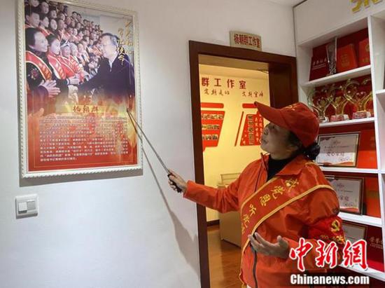 杨朝群在讲述明珠助老社的故事。李玉素 摄 杨朝群在讲述明珠助老社的故事。李玉素 摄