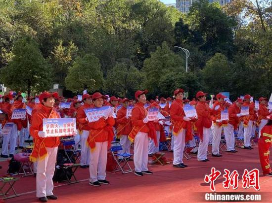 明珠广场上,“消防妈妈团”挥动着自己手中的消防安全指示牌跳《消防小苹果》。李玉素 摄 明珠广场上,“消防妈妈团”挥动着自己手中的消防安全指示牌跳《消防小苹果》。李玉素 摄
