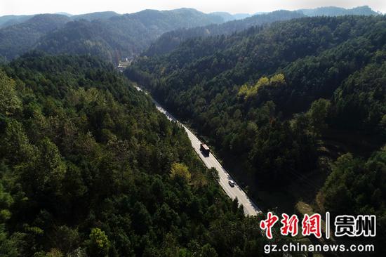 2020年11月12日,车辆行驶在国道212贵州省毕节市黔西县定新乡境内(无人机照片)。史开心 摄 2020年11月12日,车辆行驶在国道212贵州省毕节市黔西县定新乡境内(无人机照片)。史开心 摄