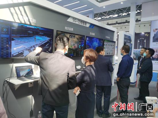 图为展会展厅吸引观众体验