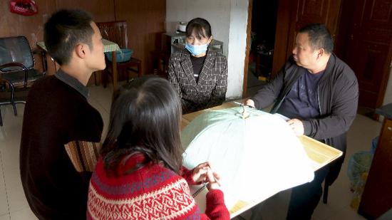南浔区民政局工作人员来到低保户家中 姚遥 摄