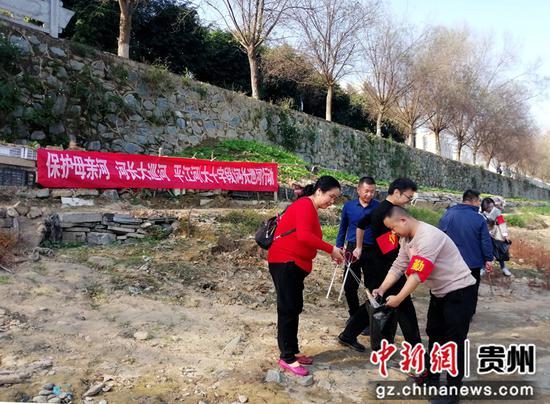 11月12日,贵州省榕江县梨子园社区服务中心乡村干部正在开展巡河的情景。杨文舒 摄 11月12日,贵州省榕江县梨子园社区服务中心乡村干部正在开展巡河的情景。杨文舒 摄