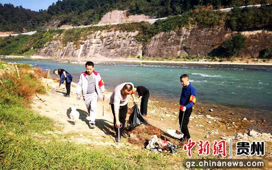 11月12日，贵州省榕江县梨子园社区服务中心乡村干部正在开展巡河的情景。周芳  摄
