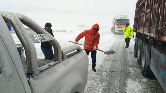 新疆塔城玛依塔斯防风雪基地积极应对第一场雪