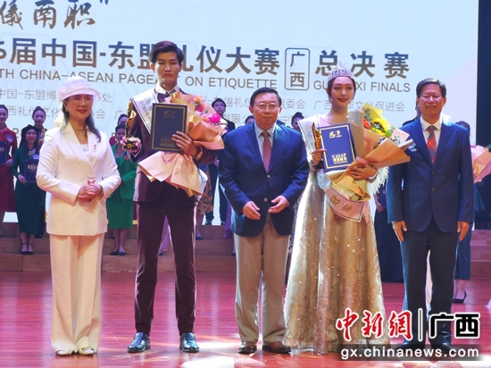 许宁宁、周旺、潘玲给获得本届冠军颁奖。黄光荣 摄