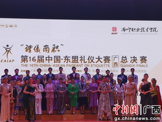 参加选手合影 黄光荣 摄 参加选手合影 黄光荣 摄