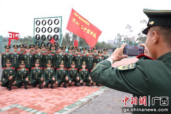 11月16日,班长为新兵们拍照合影留念。崔程 摄 11月16日,班长为新兵们拍照合影留念。崔程 摄