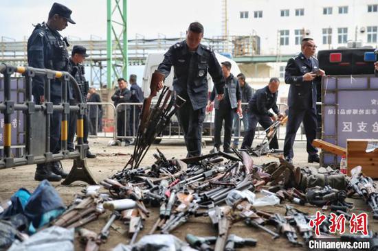 图为警方开展非法枪爆物品集中统一销毁活动 瞿宏伦 摄