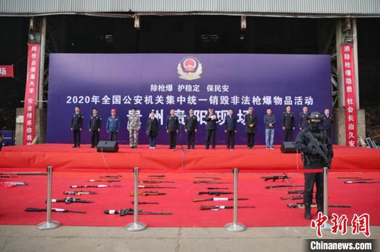 图为警方开展非法枪爆物品集中统一销毁活动 瞿宏伦 摄