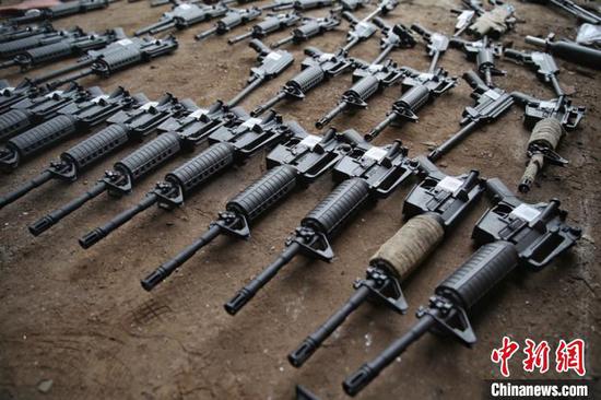 图为警方开展非法枪爆物品集中统一销毁活动 瞿宏伦 摄