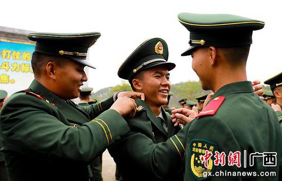 图为班长为新兵佩戴军衔、领花等标识。孙跃摄 图为班长为新兵佩戴军衔、领花等标识。孙跃摄
