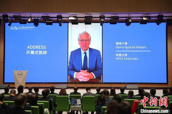 國際山地旅遊聯盟主席多米尼克·德維爾潘在開幕式上視頻致辭。 瞿宏倫 攝