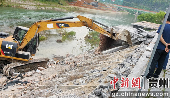 正在使用機械拆除違建基礎 正在使用機械拆除違建基礎