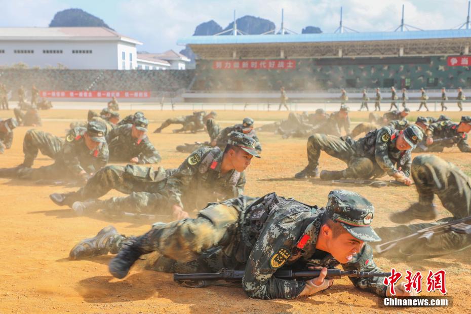 武警广西总队训练基地新兵团依据新兵军事训练大纲要求,按照"注重基础