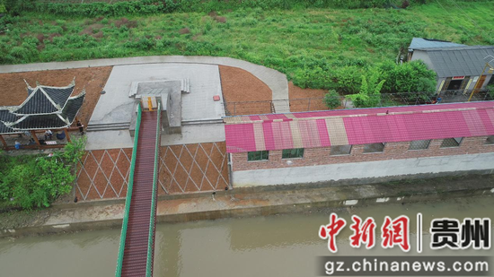 賴洞村鑑江防洪堤違建山莊侵佔河堤 賴洞村鑑江防洪堤違建山莊侵佔河堤