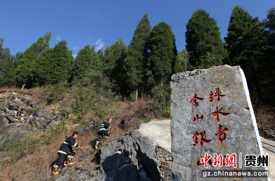 贵州省毕节市黔西县鸭池河岸边的素朴镇古胜村,村护林员在林间巡查。 贵州省毕节市黔西县鸭池河岸边的素朴镇古胜村,村护林员在林间巡查。