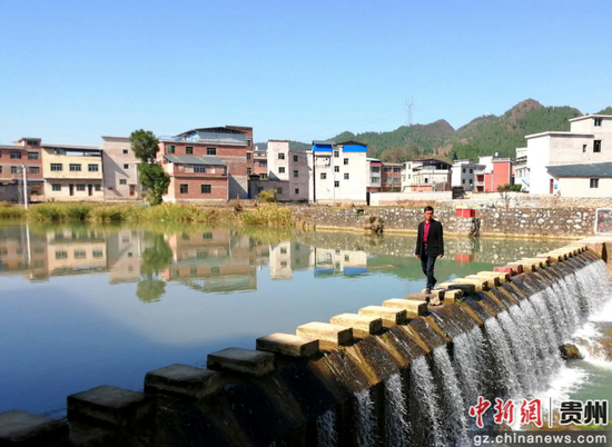 驾鳌河村级河长在巡河 驾鳌河村级河长在巡河