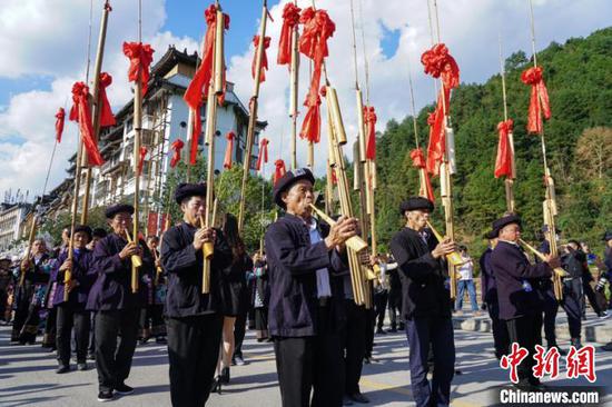 图为苗年节非遗巡演现场,苗族民众演奏芦笙。 瞿宏伦 摄 图为苗年节非遗巡演现场,苗族民众演奏芦笙。 瞿宏伦 摄