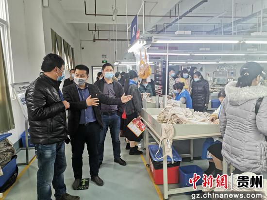 辛云祥(左二)组织贫困劳动力到经开区选岗就业。