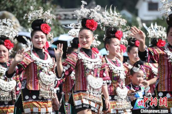 图为苗年节非遗巡演现场,苗族民众展示苗族服饰文化。 瞿宏伦 摄 图为苗年节非遗巡演现场,苗族民众展示苗族服饰文化。 瞿宏伦 摄