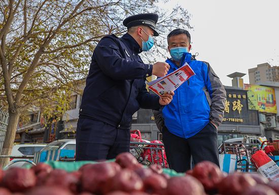 2020年11月20日，乌鲁木齐铁路公安局哈密公安处哈密站派出所民警到辖区农贸市场向群众开展运输生产安全宣传教育。