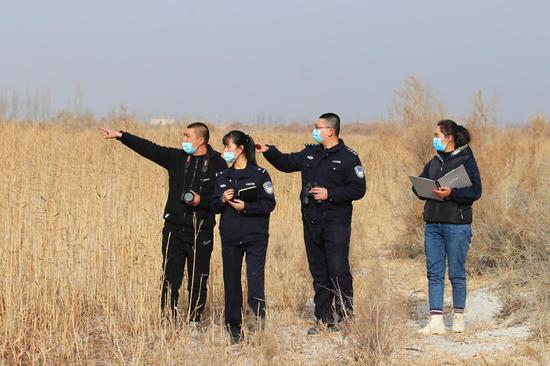 新疆阿瓦提县民警巡护六万余只野生鸟类越冬栖息地