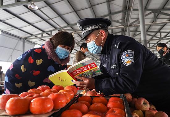 乌鲁木齐铁路公安局哈密公安处哈密站派出所民警到辖区农贸市场向群众开展运输生产安全宣传教育。