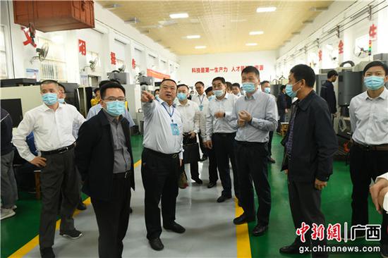图为向金林(前排左三)向参会人员介绍“双千结对”工作情况。