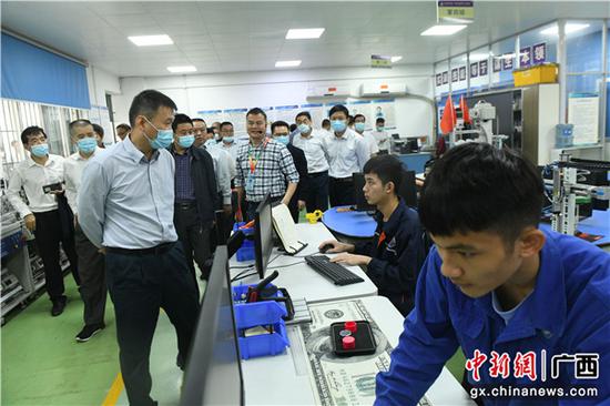 参会人员来到广西机电技师学院观摩“双千结对”岗位技能培训活动。