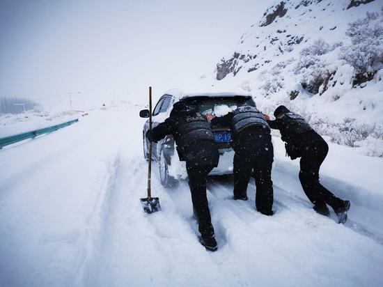 “積雪50公分推行2公里” 新疆烏恰縣民警緊急救援保群眾安全