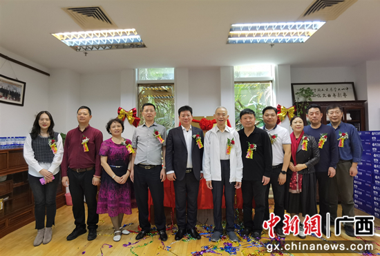 图为挂牌仪式现场