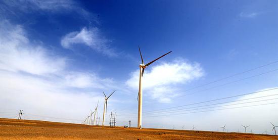 1新疆哈密市烟墩风区风电机组掠影。冯洋 摄