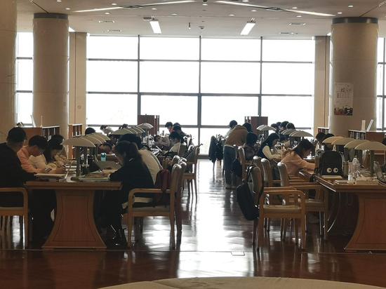 杭州图书�馆内，读者正在阅读。童笑雨 摄