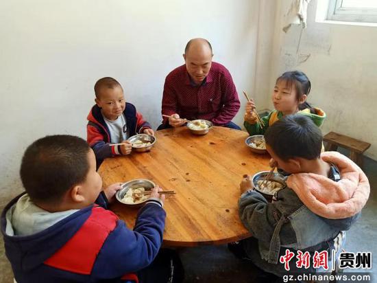 图为刘老师和学生们一起吃饺子。