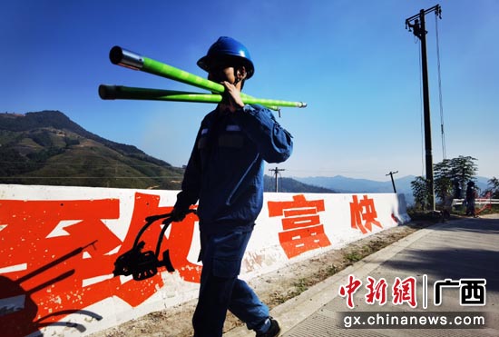11月12日,广西柳州三江县布央村附近的茶山上,南方电网广西新电力投资集团三江供电公司工作人员正在对山区农网线路实施改造,保障当地茶叶产业和旅游产业发展。邹振远 摄 11月12日,广西柳州三江县布央村附近的茶山上,南方电网广西新电力投资集团三江供电公司工作人员正在对山区农网线路实施改造,保障当地茶叶产业和旅游产业发展。邹振远 摄