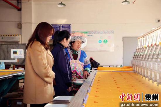 图为王信梅(右一)向客商介绍苗药产品制作流程 。 图为王信梅(右一)向客商介绍苗药产品制作流程 。