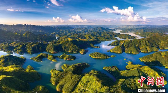 资料图:黔西南万峰湖美景。贵州省黔西南州宣传部供图