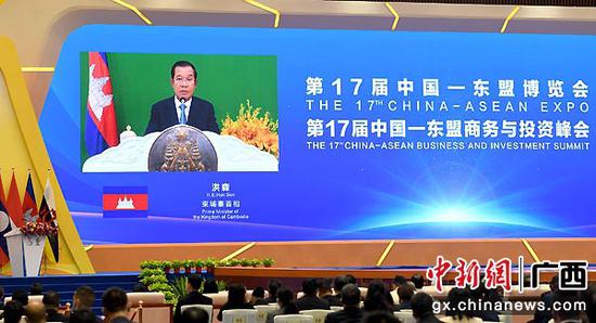 图为洪森在第17届中国—东盟博览会暨中国—东盟商务与投资峰会开幕大会上发表视频致辞。俞靖  摄