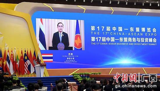 图为泰国总理巴育在第17届中国—东盟博览会暨中国—东盟商务与投资峰会开幕大会上发表视频致辞。俞靖  摄