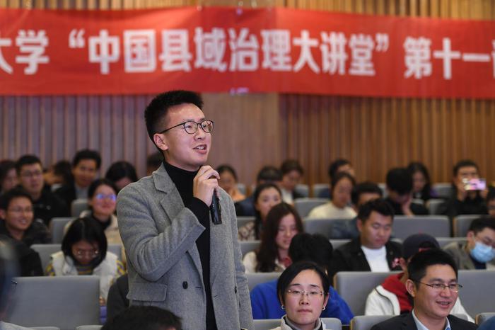 一位台州天台籍※的浙江大学毕业生在现场进�行提问。王刚摄