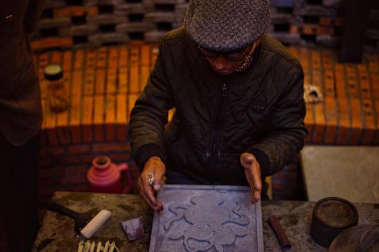 在古窑文化园内，荷池村砖雕匠人向来宾展示西塘砖雕制作技艺 叶晨 摄