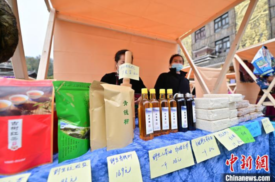村民在贵州省从江县周末非遗扶贫集市上展销农特产品。吴德军 摄 村民在贵州省从江县周末非遗扶贫集市上展销农特产品。吴德军 摄
