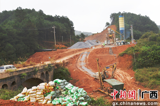 图为施工现场 黄峰 摄 图为施工现场 黄峰 摄
