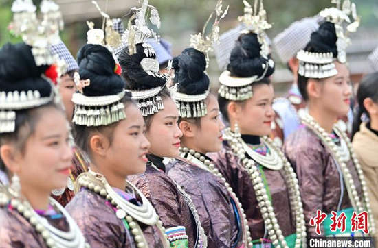 参赛侗歌队29日在贵州省从江县周末非遗扶贫集市开市上参加比赛。吴德军 摄