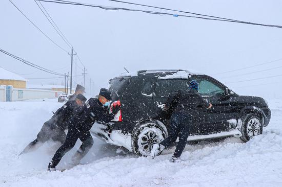 新疆博州:暴雪車輛遇險受困 民警開展緊急救援