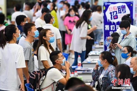 资料图:高校毕业生正在求职应聘(图文无关)。中新社记者 武俊杰 摄