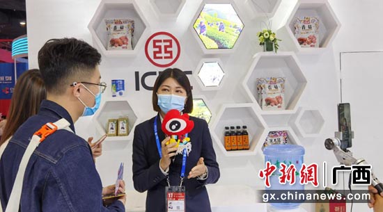 圖為工作人員通過新浪廣西直播平臺介紹工行扶貧產品展銷活動。 圖為工作人員通過新浪廣西直播平臺介紹工行扶貧產品展銷活動。